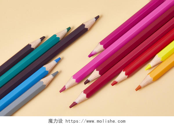 开学季彩色铅笔在纯色背景纸上的场景配图创意图对角线构图